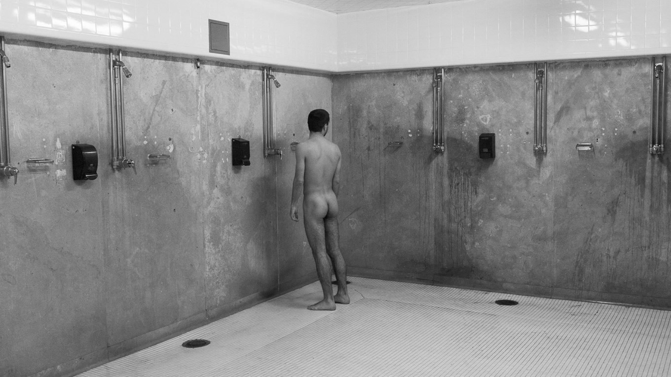 Black and White Naked Guy in the Shower – Gallery of Men